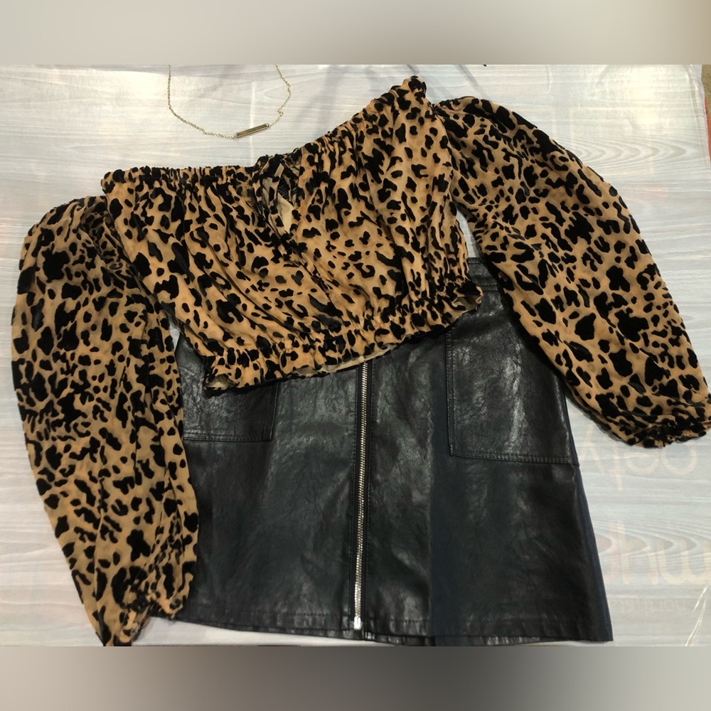 📌3/$22 Leopard off the shoulder puff sleeve
